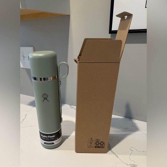 Hydro Flask Insulated Thermos Bottle with cup - Picture 2 of 8